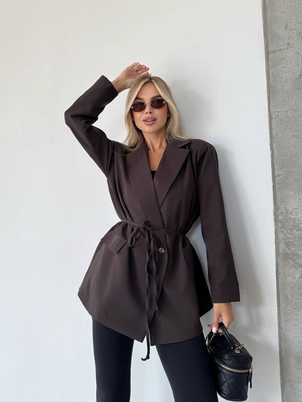 Rudos spalvos švarkas su dirželiu