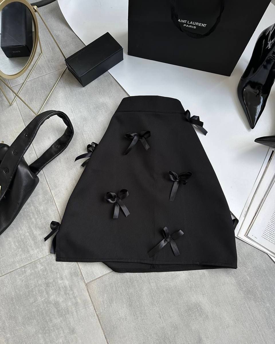 Juodas sijonas su kaspinėliais