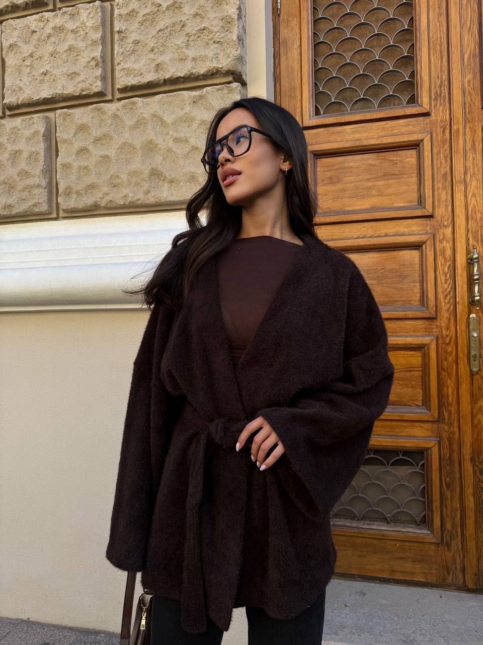 Rudos spalvos kardiganas su dirželiu