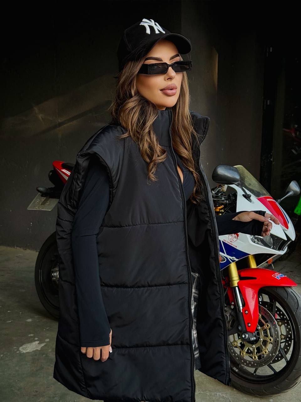 Ilga juodos spalvos liemenė