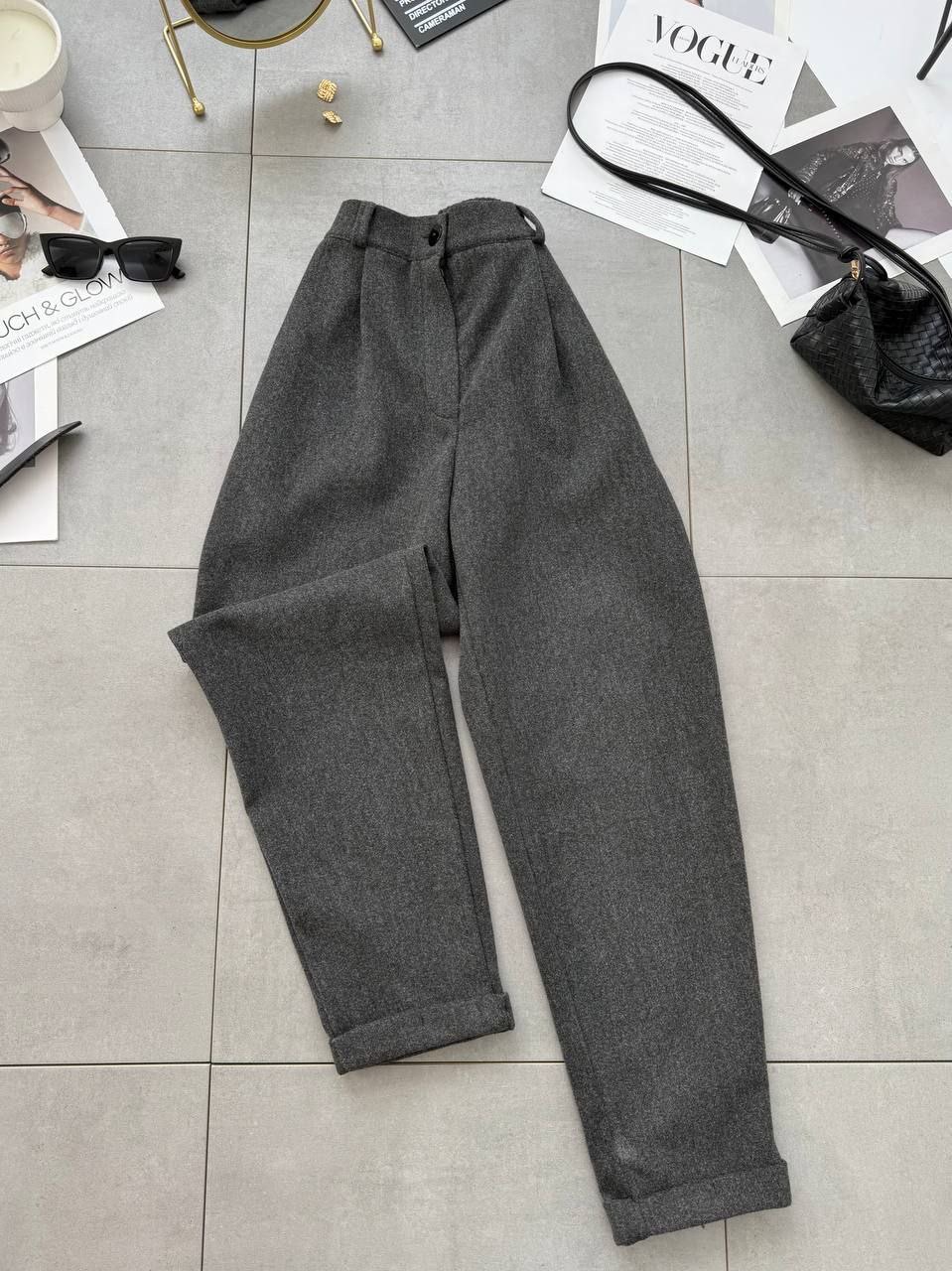 Pilkos spalvos kelnės su vilna “Mere”