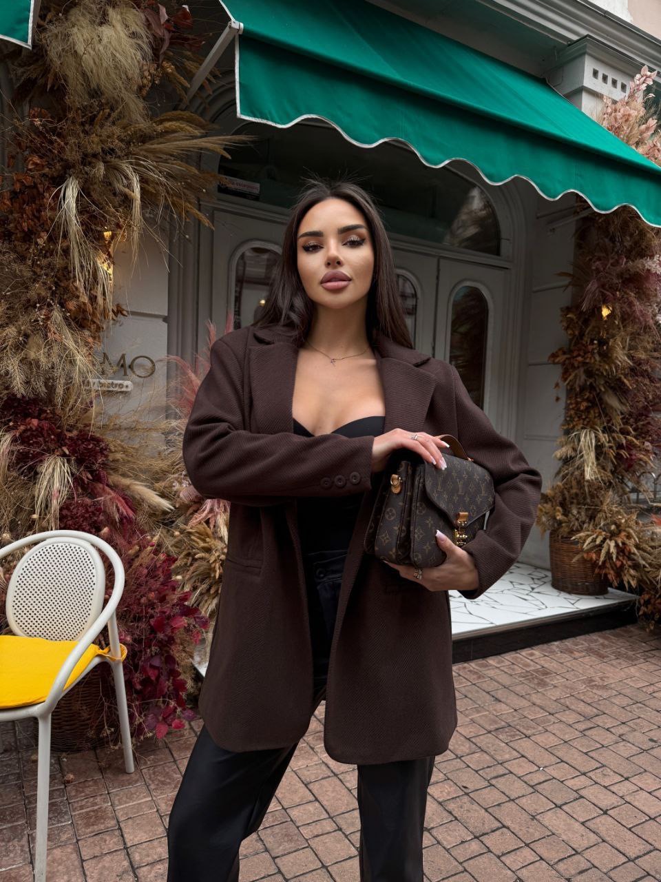 Rudos spalvos švarkas