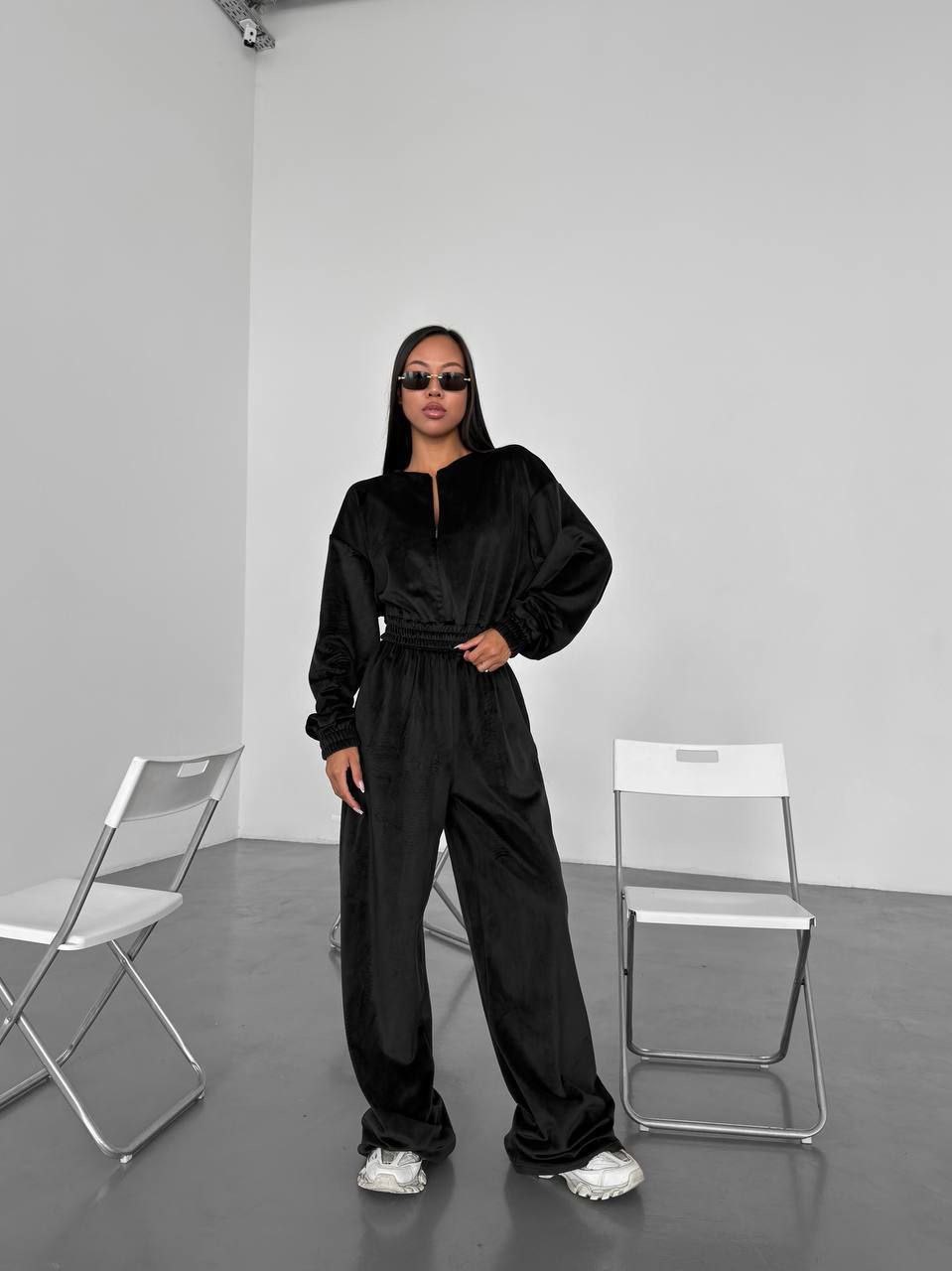 Juodas veliūrinis laisvalaikio kostiumėlis