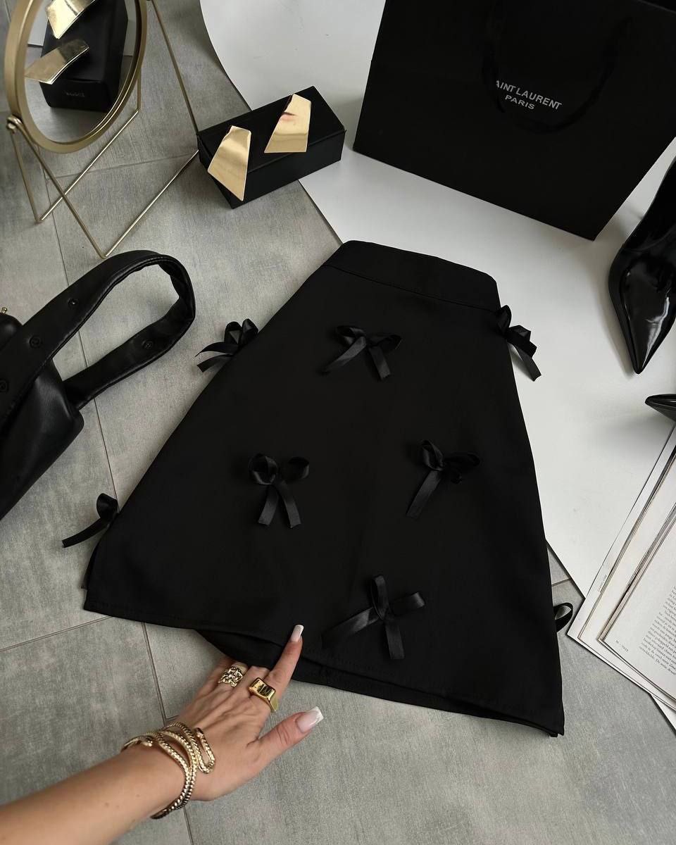 Juodas sijonas su kaspinėliais