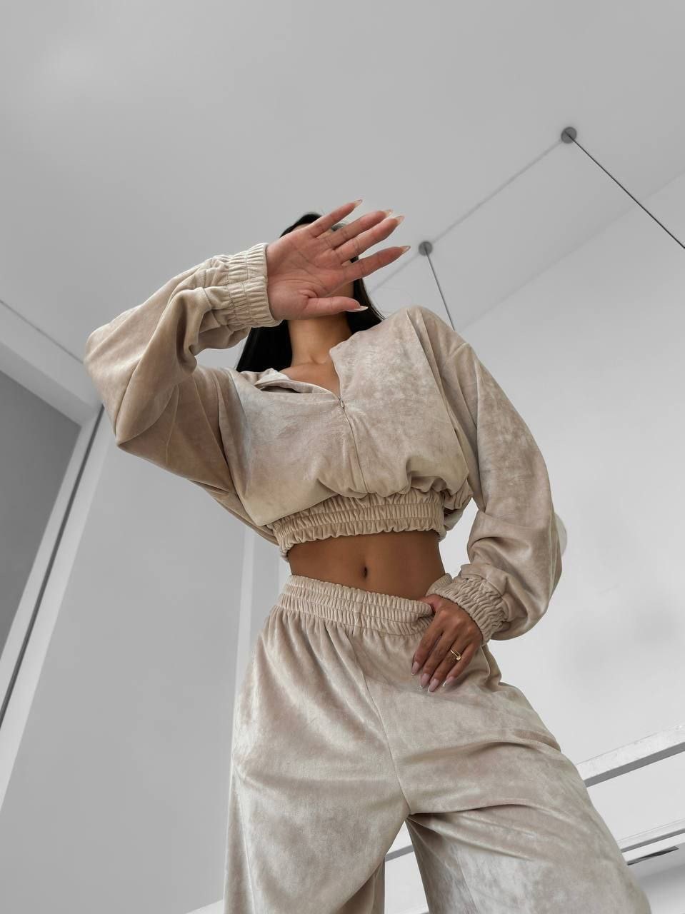 Smėlio spalvos veliūrinis laisvalaikio kostiumėlis