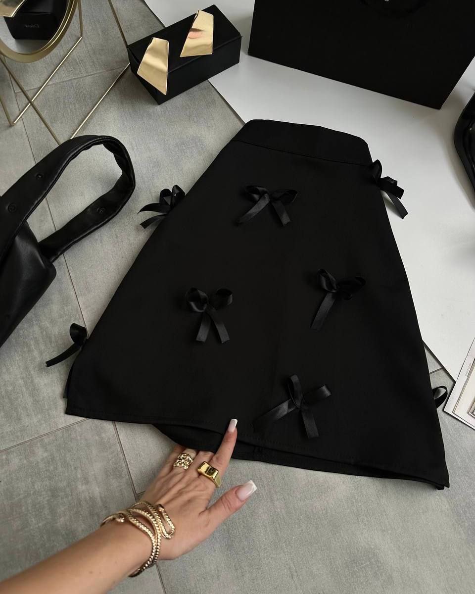 Juodas sijonas su kaspinėliais