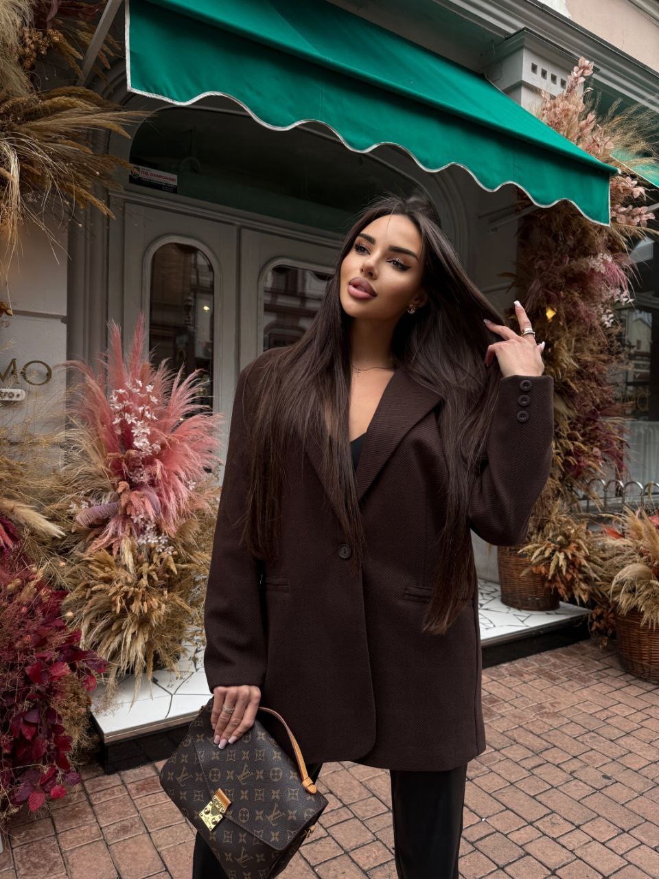 Rudos spalvos švarkas