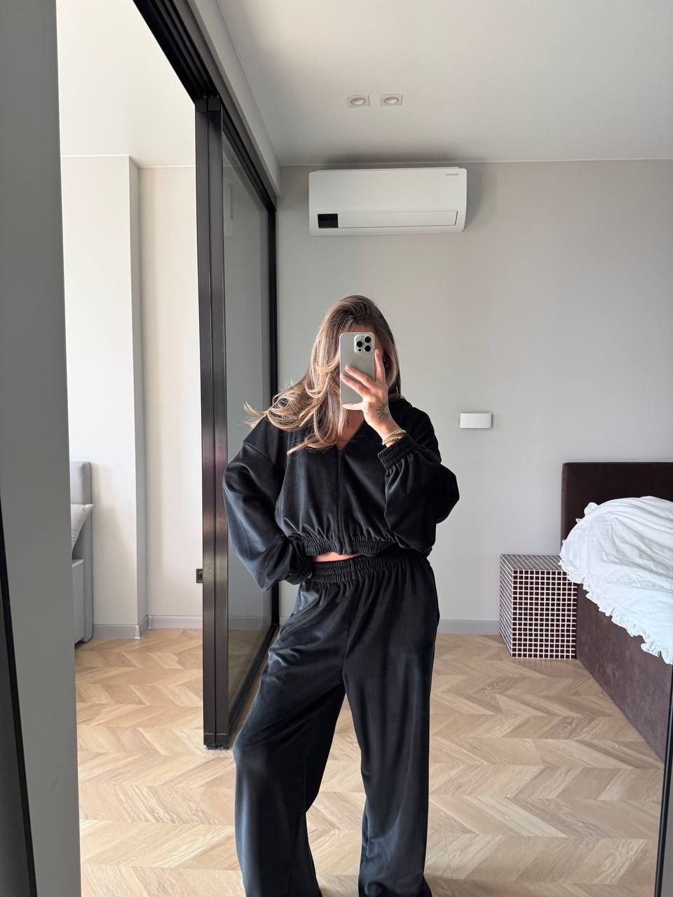 Veliūrinis laisvalaikio kostiumėlis “Well”