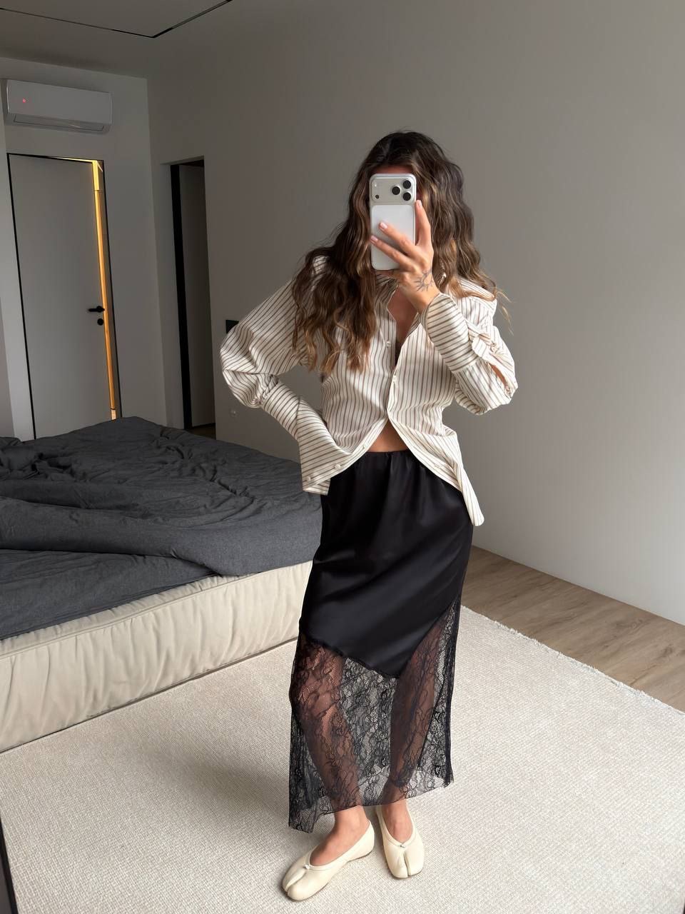 Juodas sijonas su nėriniais