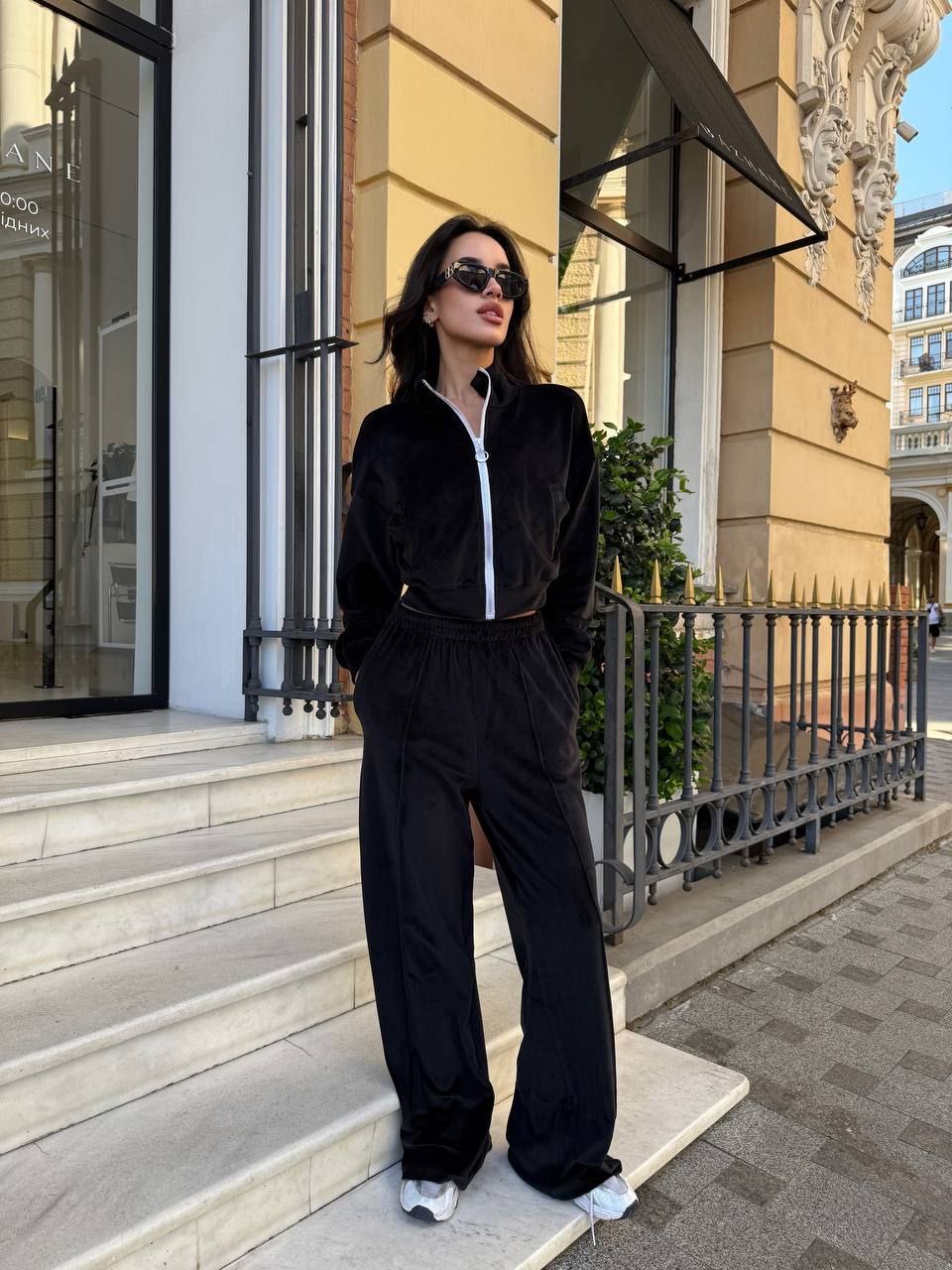 Veliūrinis laisvalaikio kostiumėlis “Comfi”