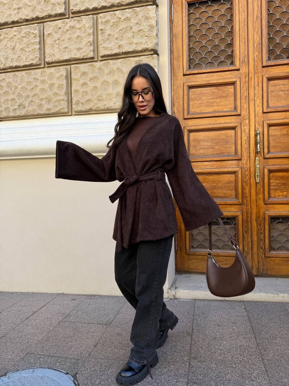 Rudos spalvos kardiganas su dirželiu