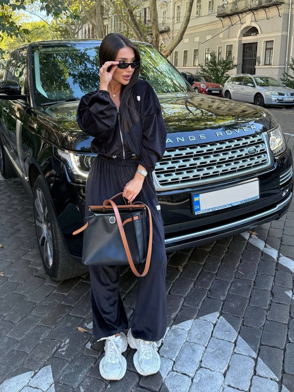 Juodos spalvos veliūrinis laisvalaikio kostiumėlis