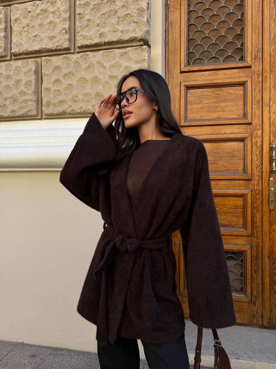 Rudos spalvos kardiganas su dirželiu