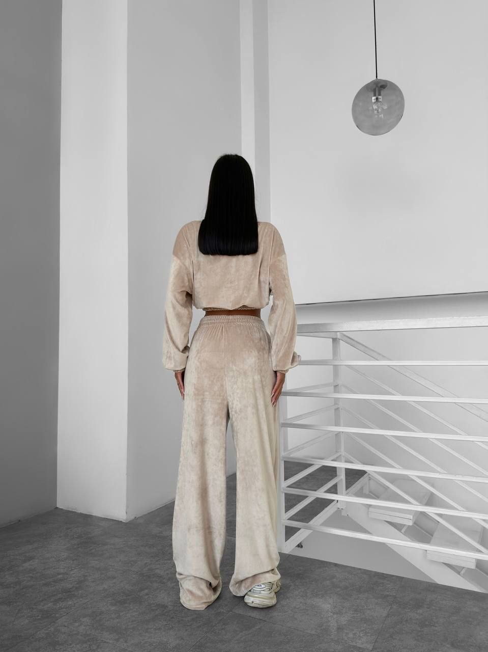 Smėlio spalvos veliūrinis laisvalaikio kostiumėlis