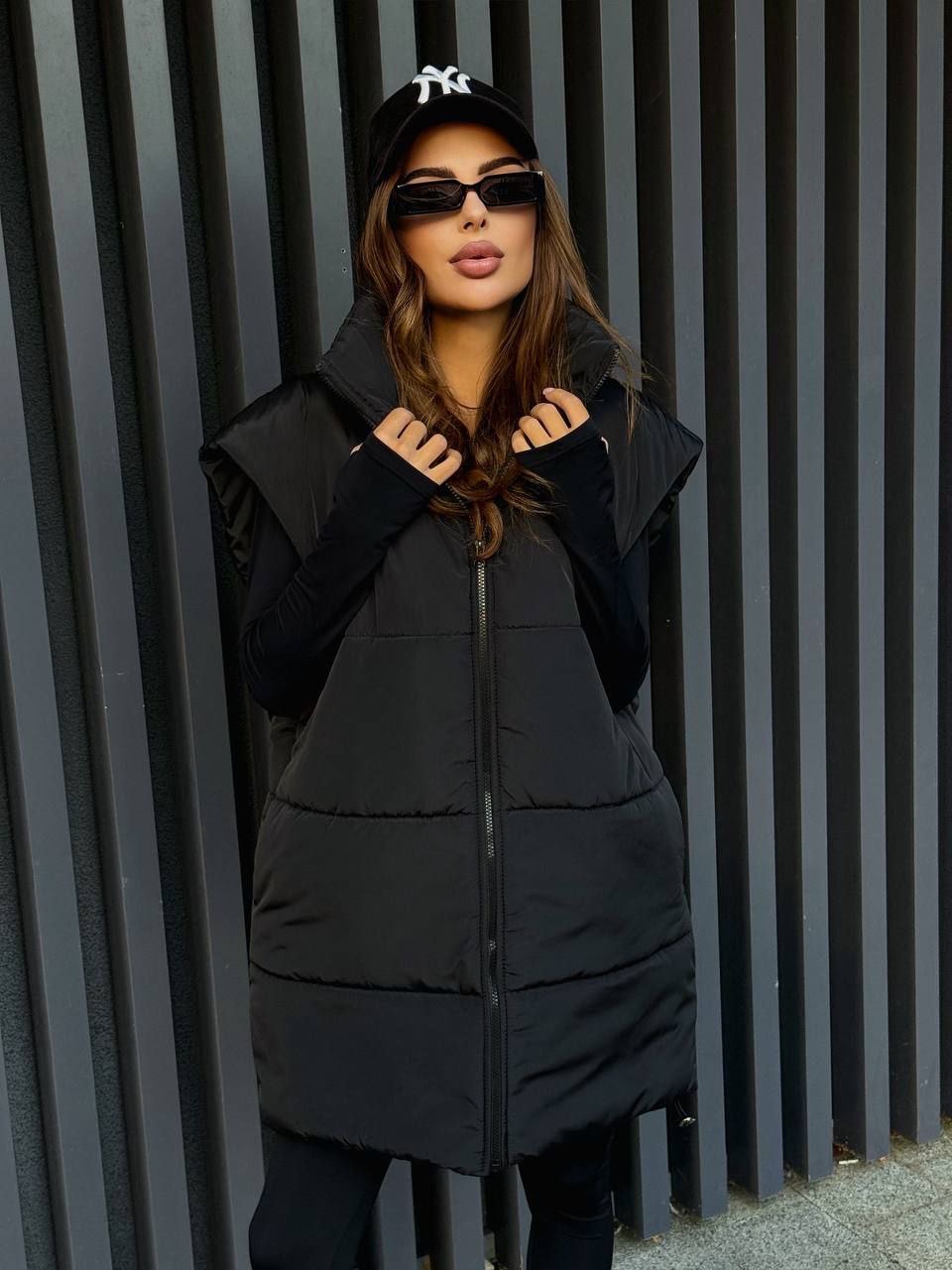 Ilga juodos spalvos liemenė