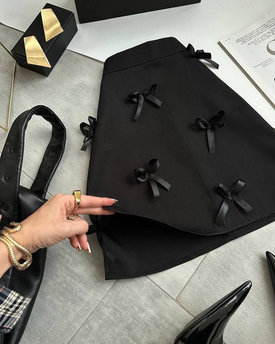 Juodas sijonas su kaspinėliais