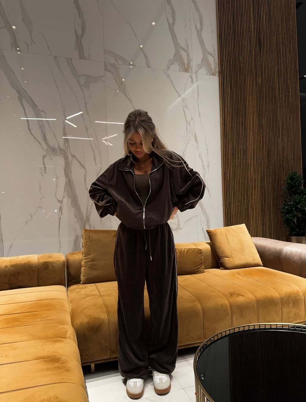 Veliūrinis laisvalaikio kostiumėlis “Molly”