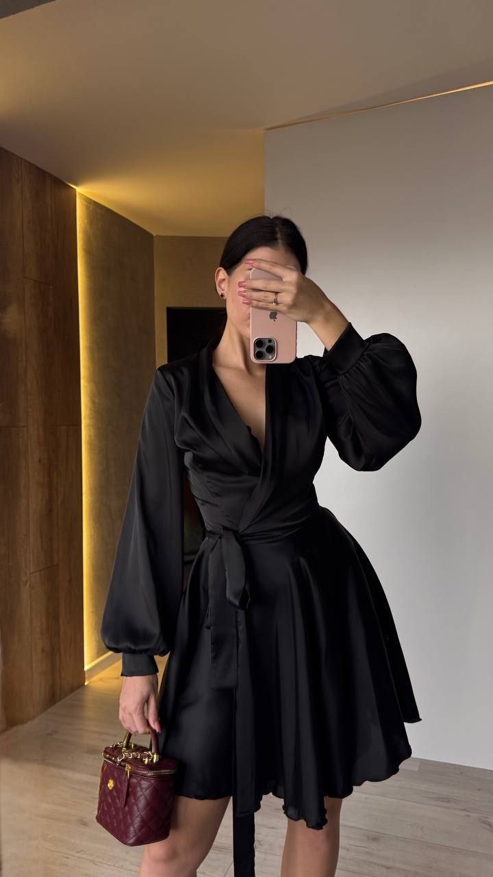 Juoda suknelė su dirželiu 