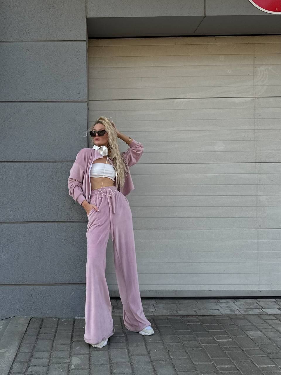 Rausvos spalvos veliūrinis laisvalaikio kostiumėlis 