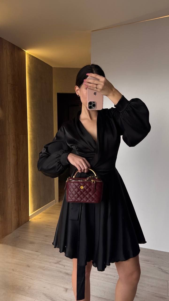 Juoda suknelė su dirželiu 