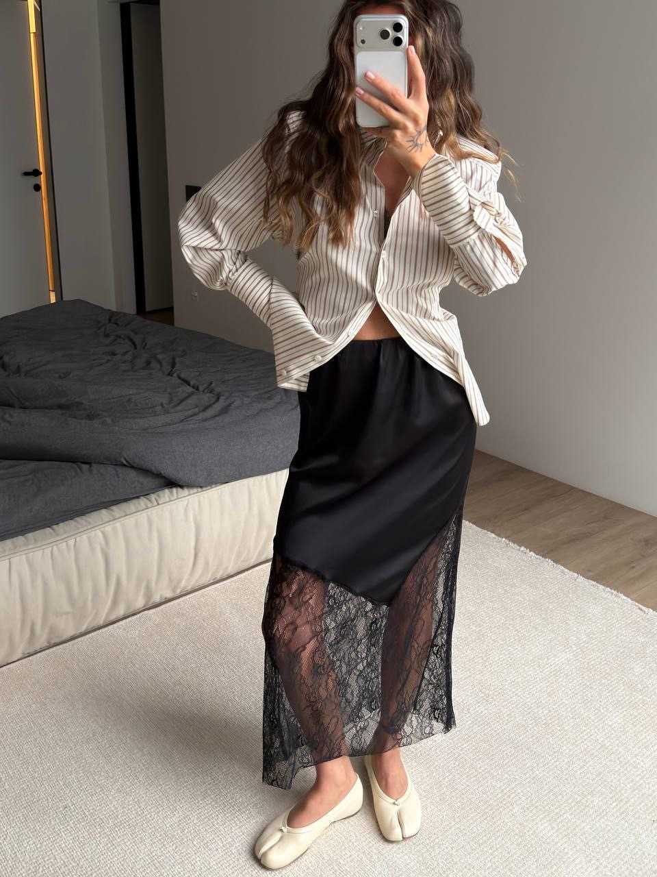 Juodas sijonas su nėriniais