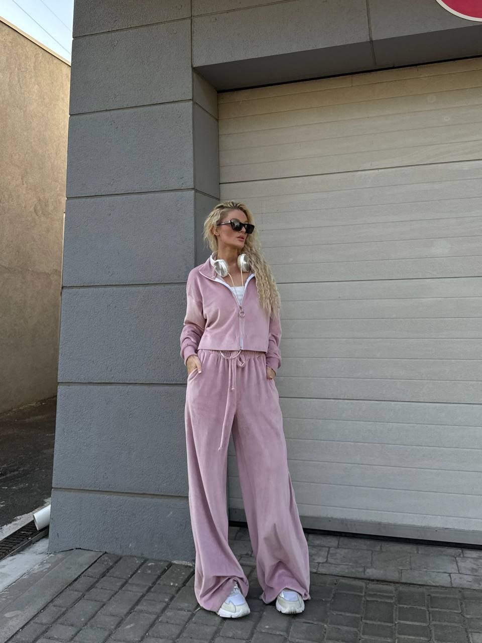 Rausvos spalvos veliūrinis laisvalaikio kostiumėlis 