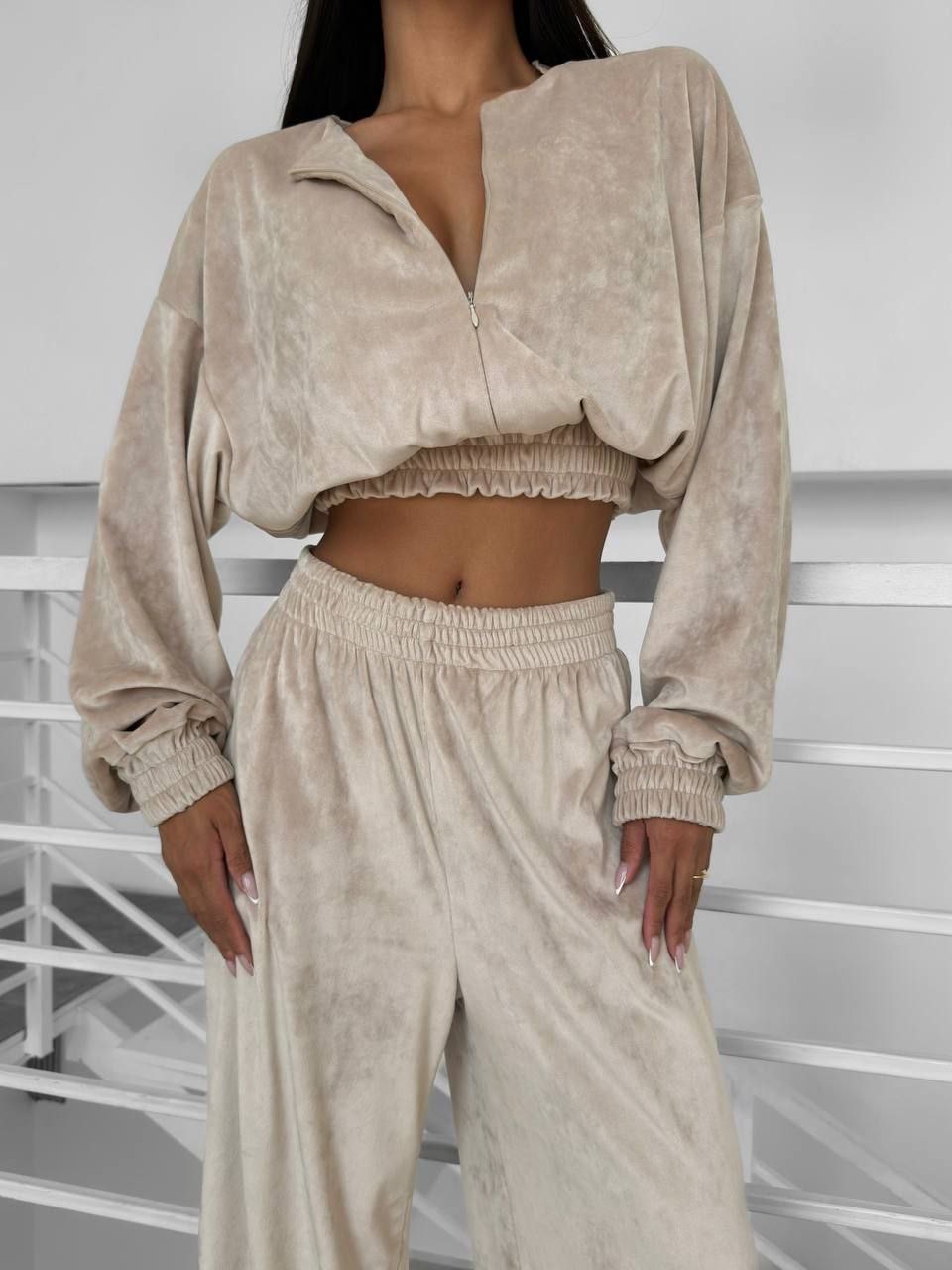 Smėlio spalvos veliūrinis laisvalaikio kostiumėlis