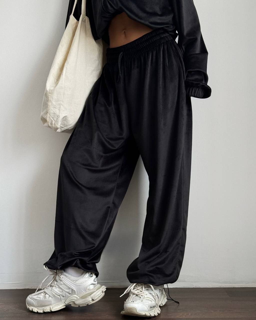 Juodas oversize stiliaus laisvalaikio kostiumėlis