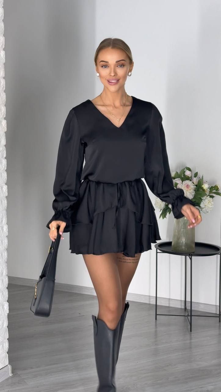 Juoda suknelė su dirželiu 