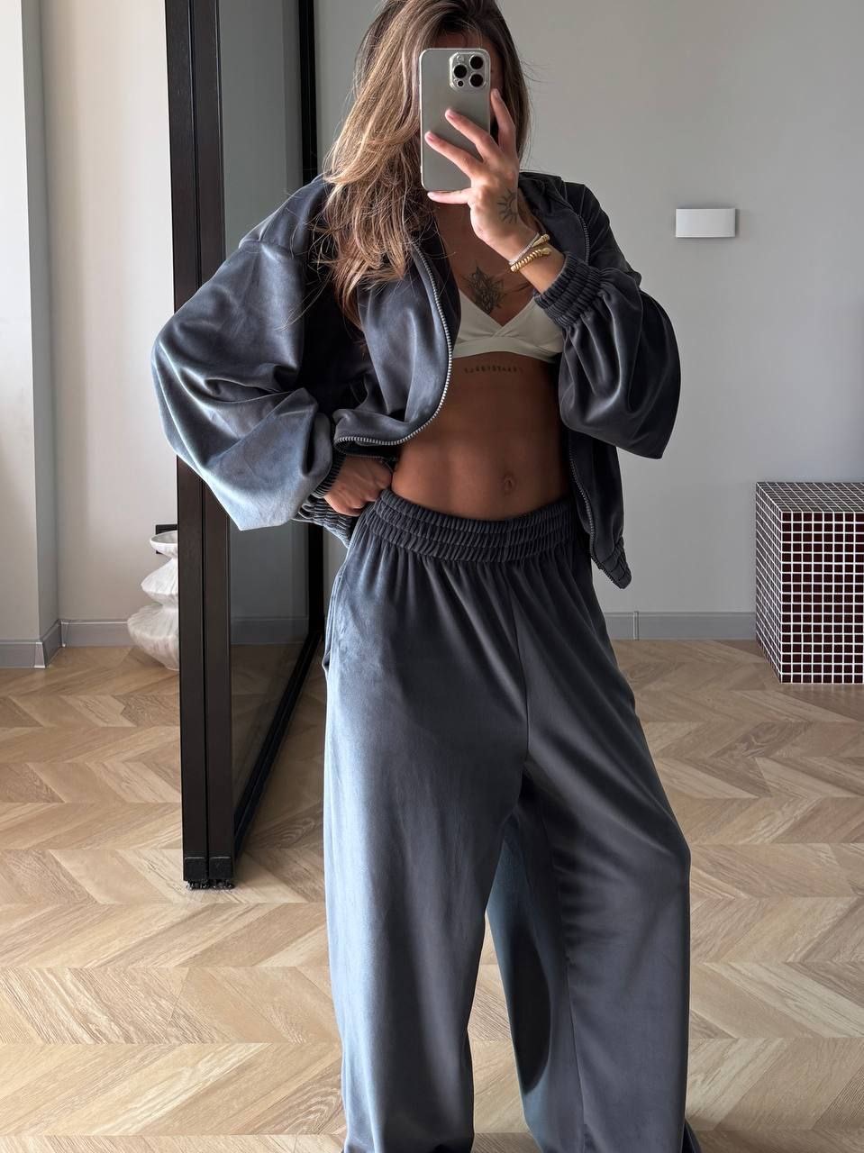 Veliūrinis laisvalaikio kostiumėlis “Well”