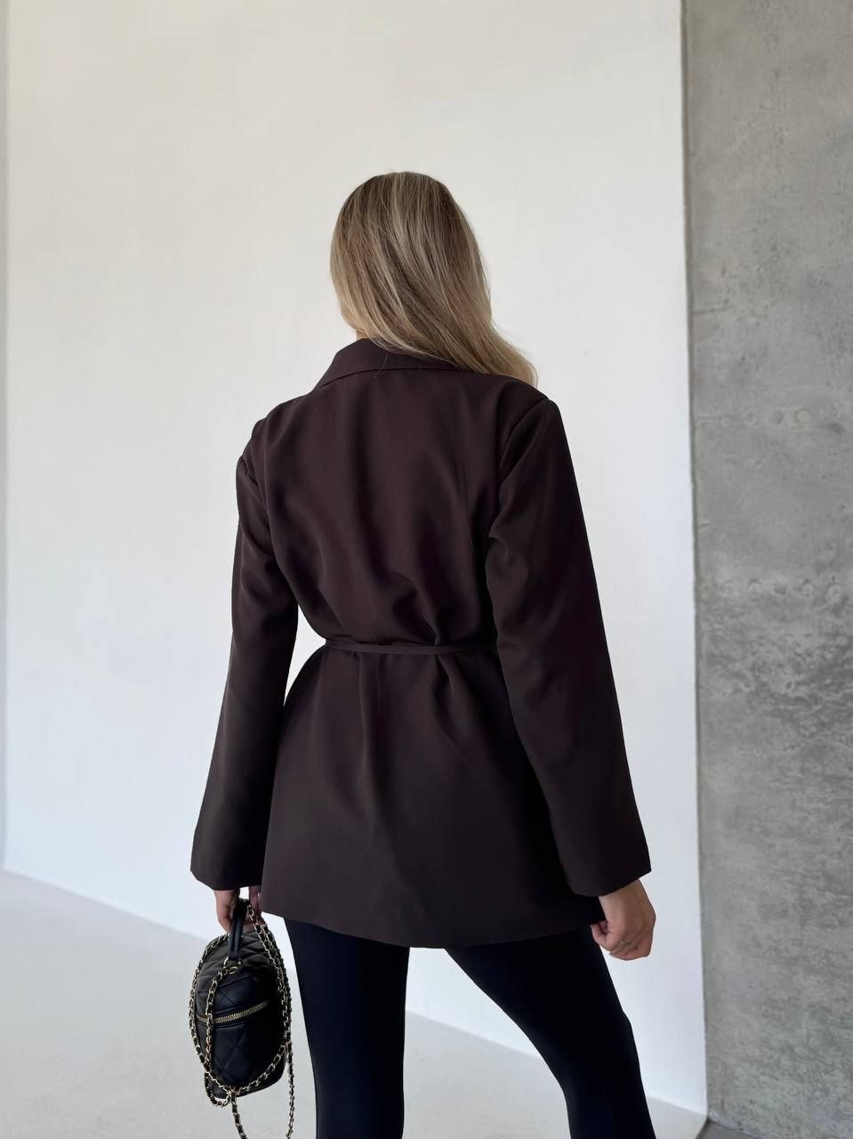 Rudos spalvos švarkas su dirželiu