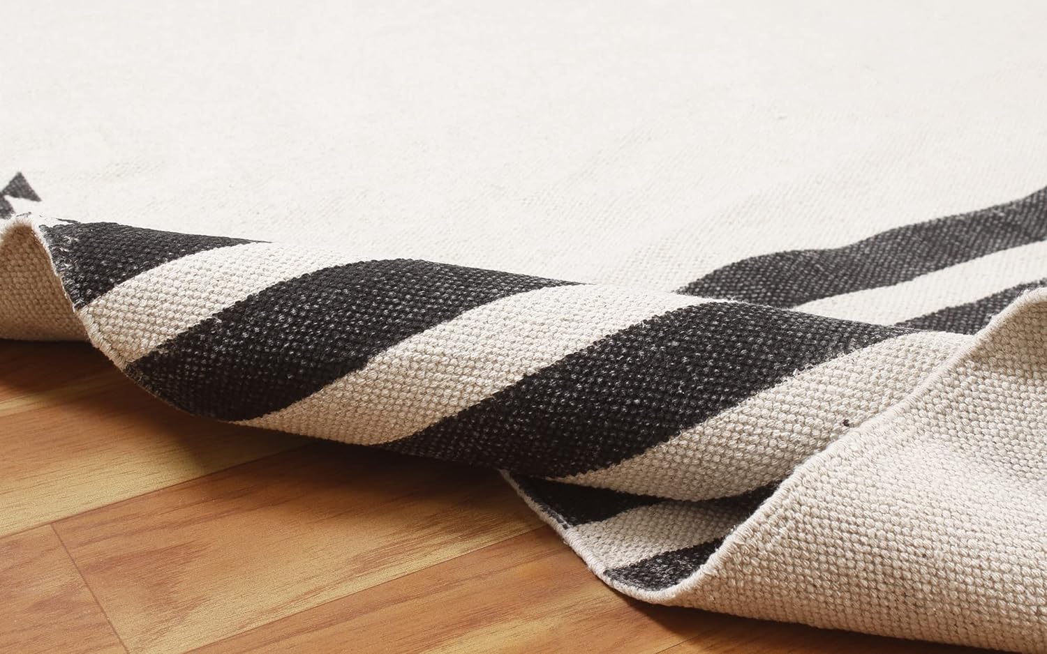 Lines of Tradition | Egyptian Wool Kilim with Contemporary Design Telling Stories of Craftsmanship