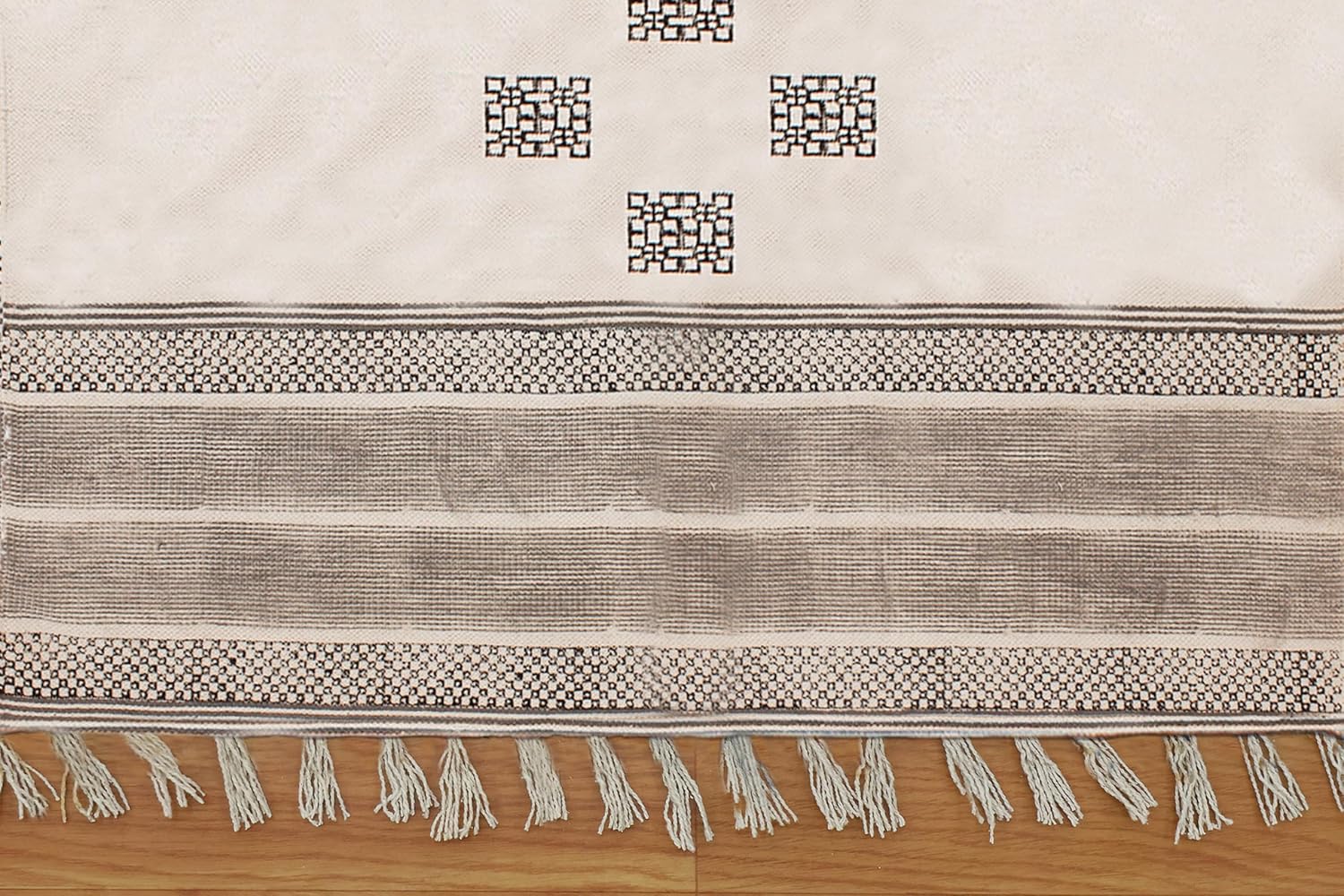 A Weave of Authenticity: Egyptian Wool Kilim Showcasing Art and Craftsmanship