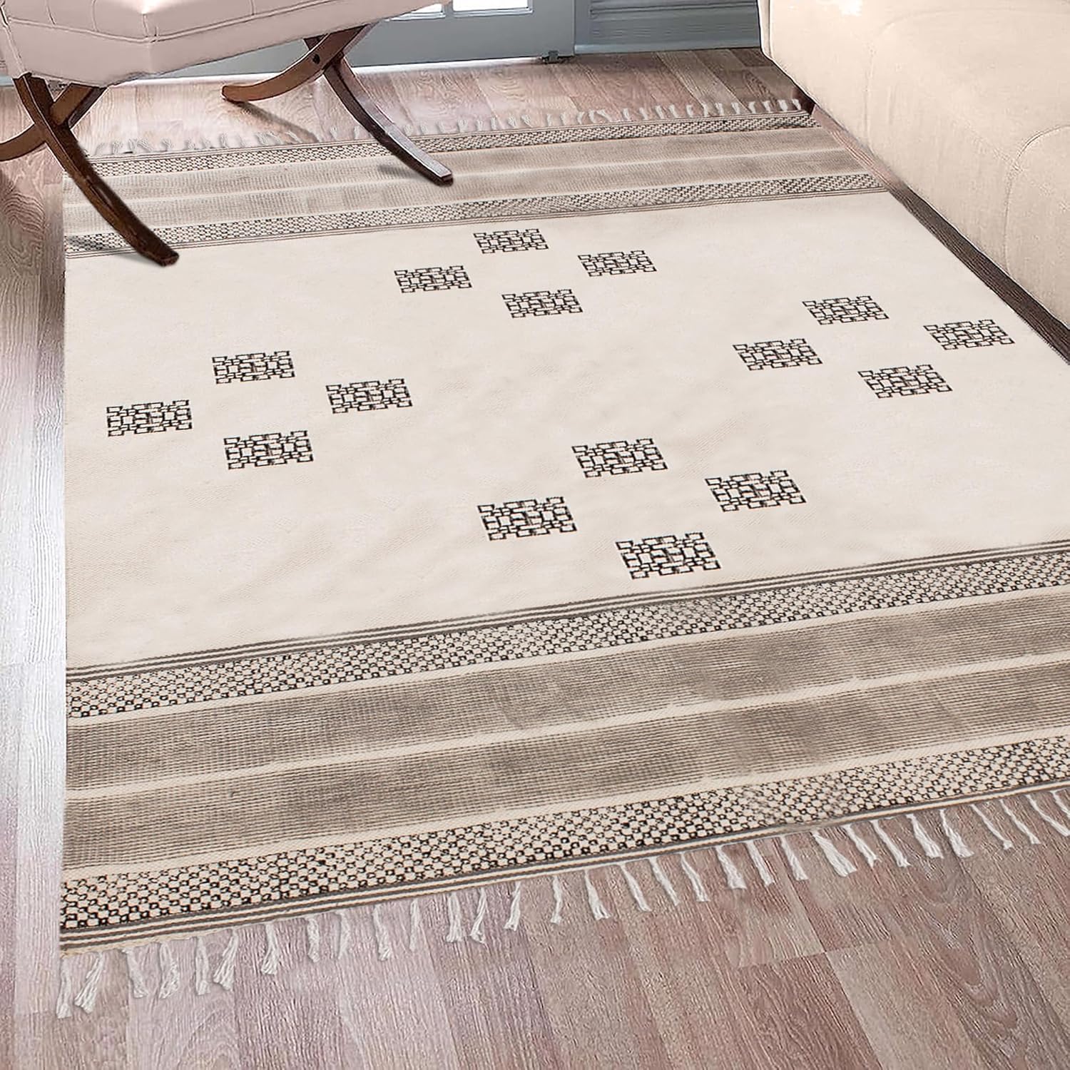 A Weave of Authenticity: Egyptian Wool Kilim Showcasing Art and Craftsmanship
