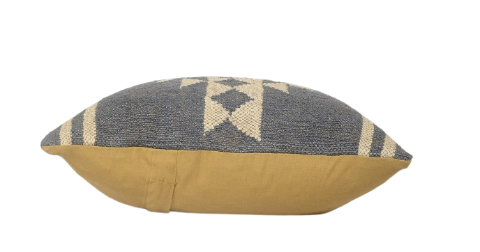 Opulent Cushion – A Touch of Timeless Luxury
