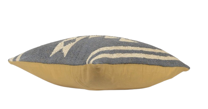 Opulent Cushion – A Touch of Timeless Luxury