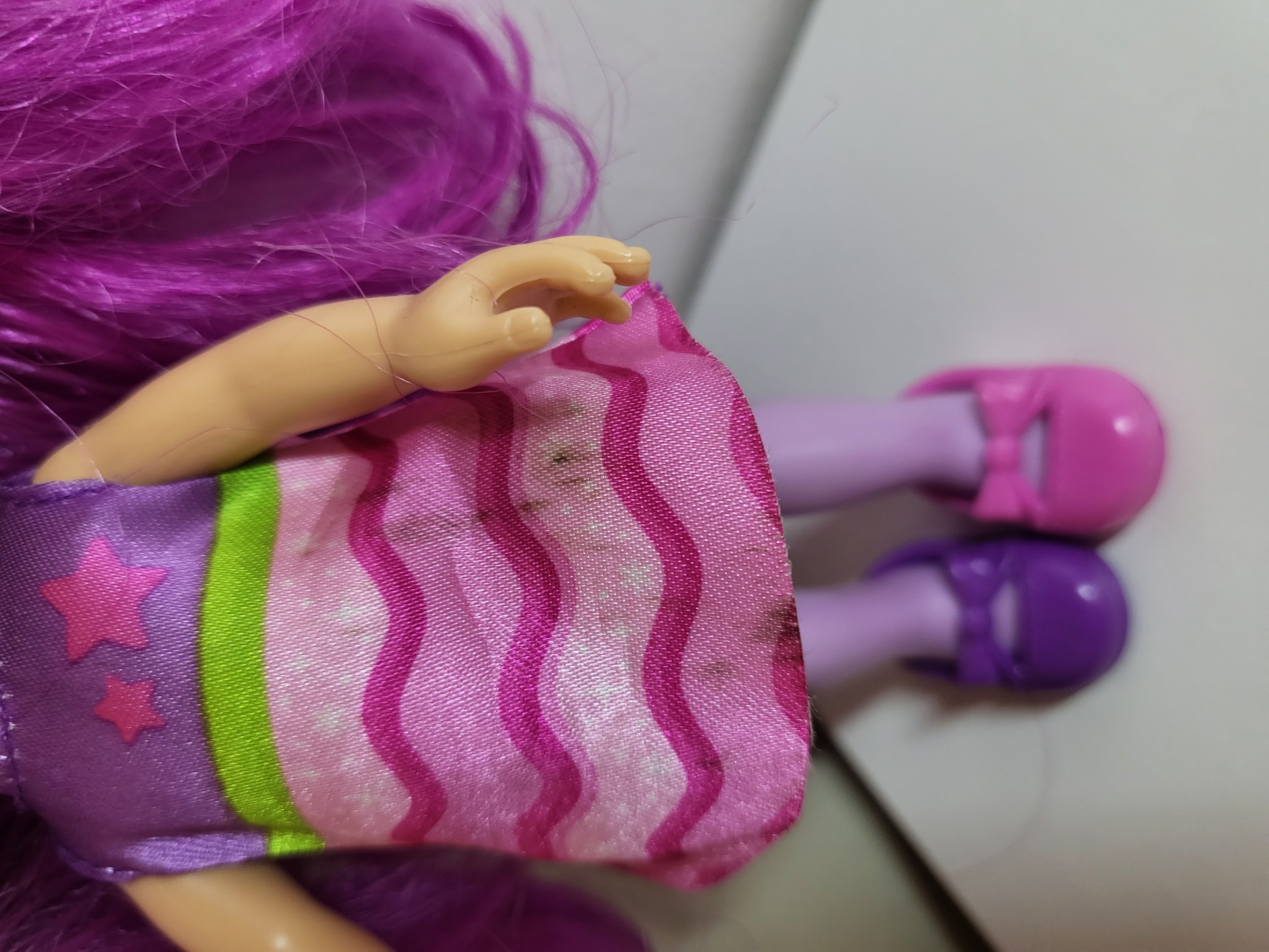 LĖLĖ SU VIOLETINIAIS PLAUKAIS IR KATĖS AUSYTĖMIS