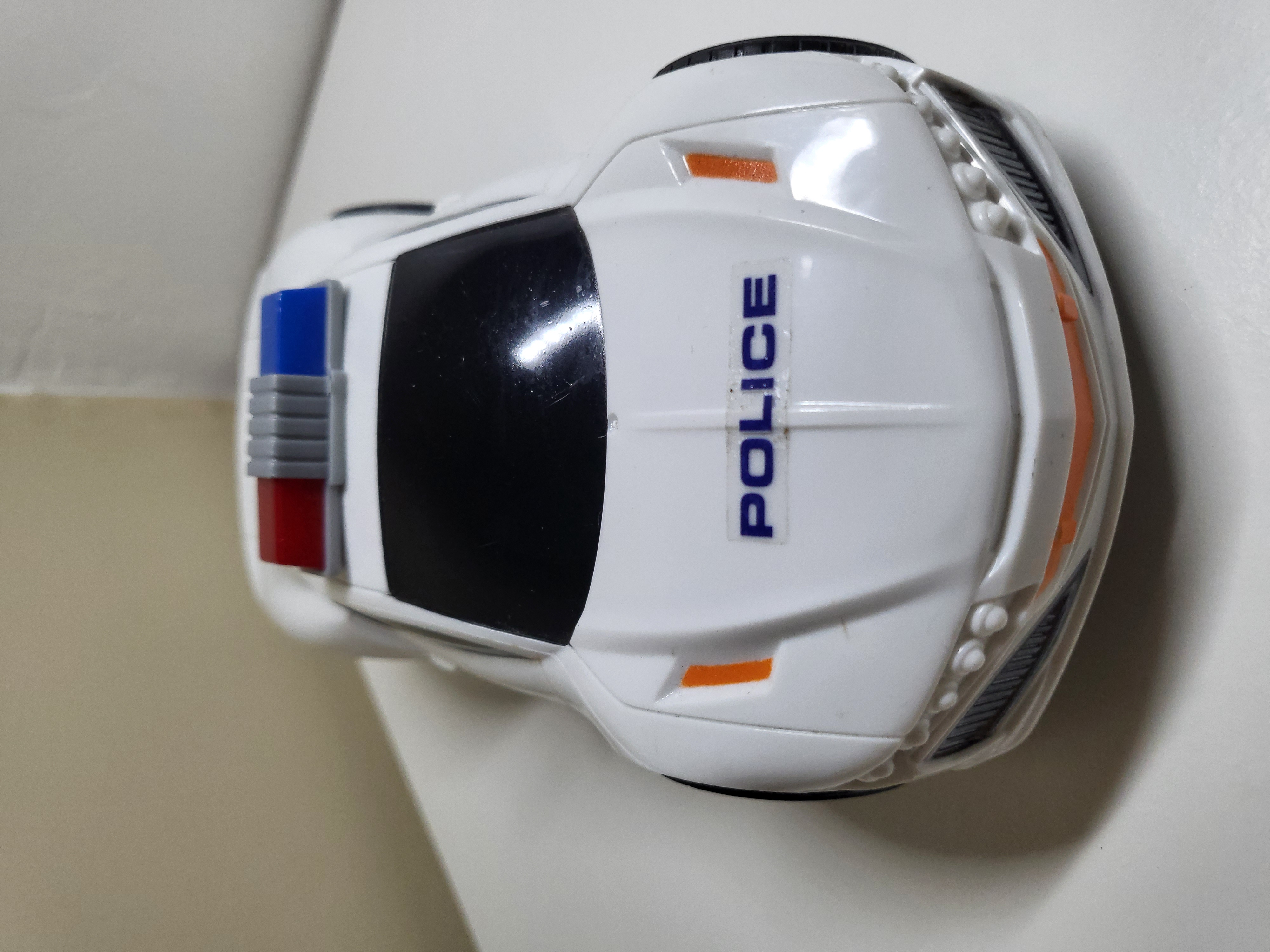 ŽAISLINIS POLICIJOS AUTOMOBILIS SU ŠVYTURĖLIAIS
