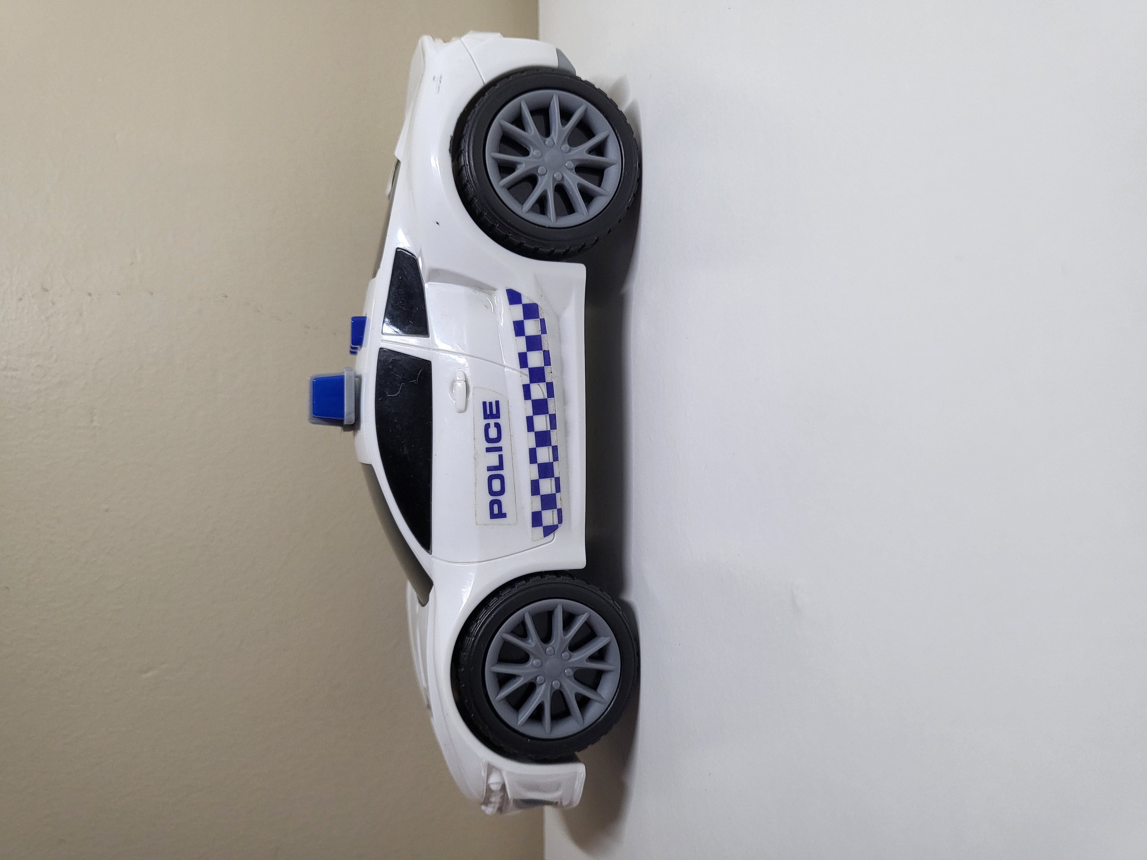 ŽAISLINIS POLICIJOS AUTOMOBILIS SU ŠVYTURĖLIAIS