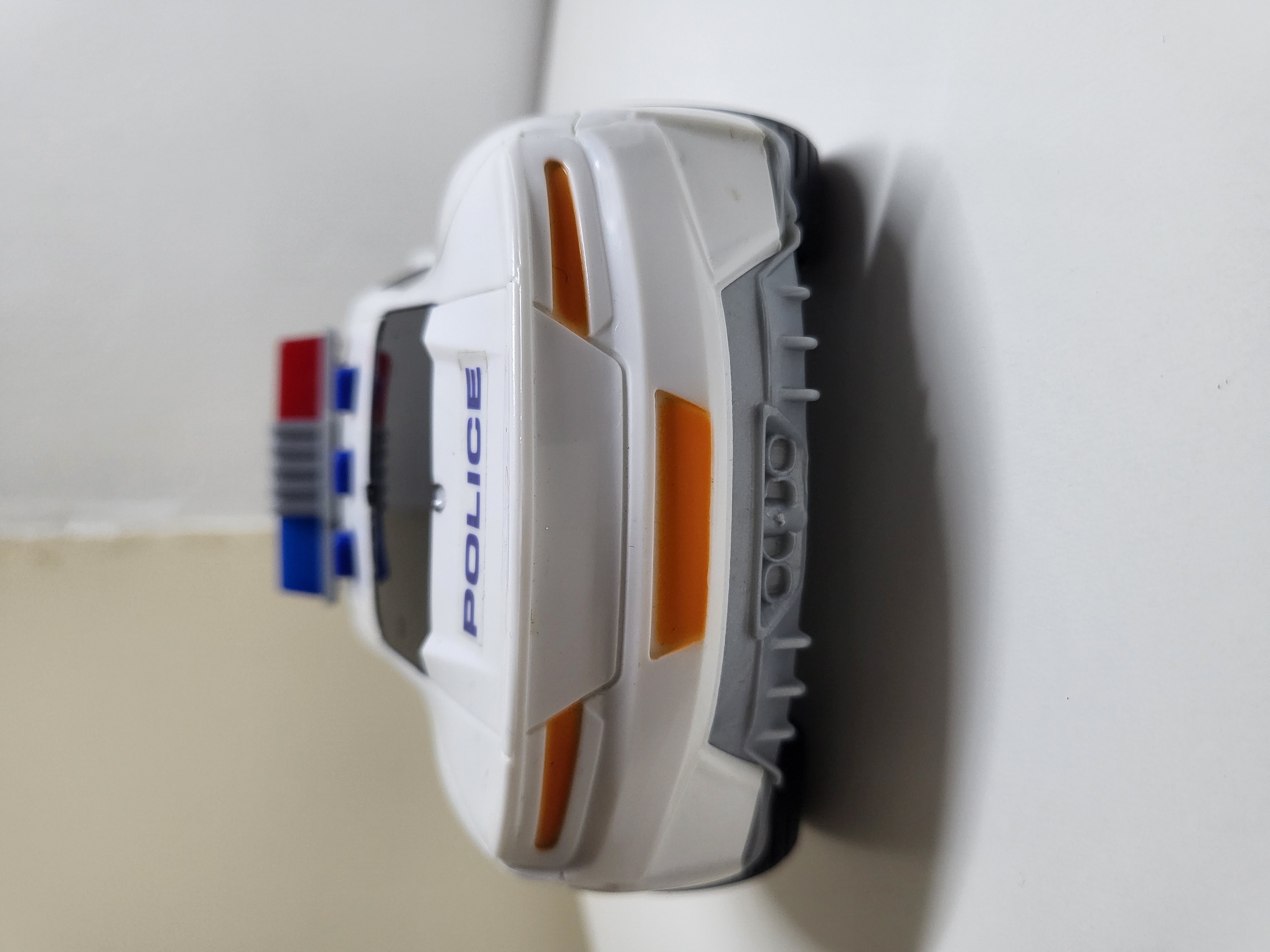ŽAISLINIS POLICIJOS AUTOMOBILIS SU ŠVYTURĖLIAIS