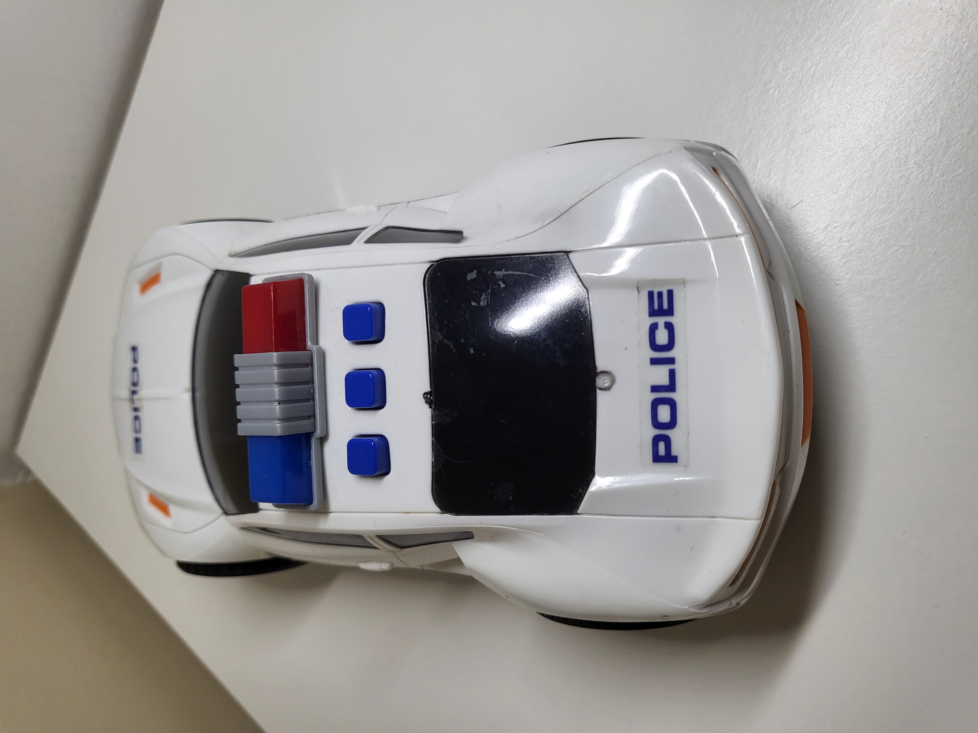 ŽAISLINIS POLICIJOS AUTOMOBILIS SU ŠVYTURĖLIAIS