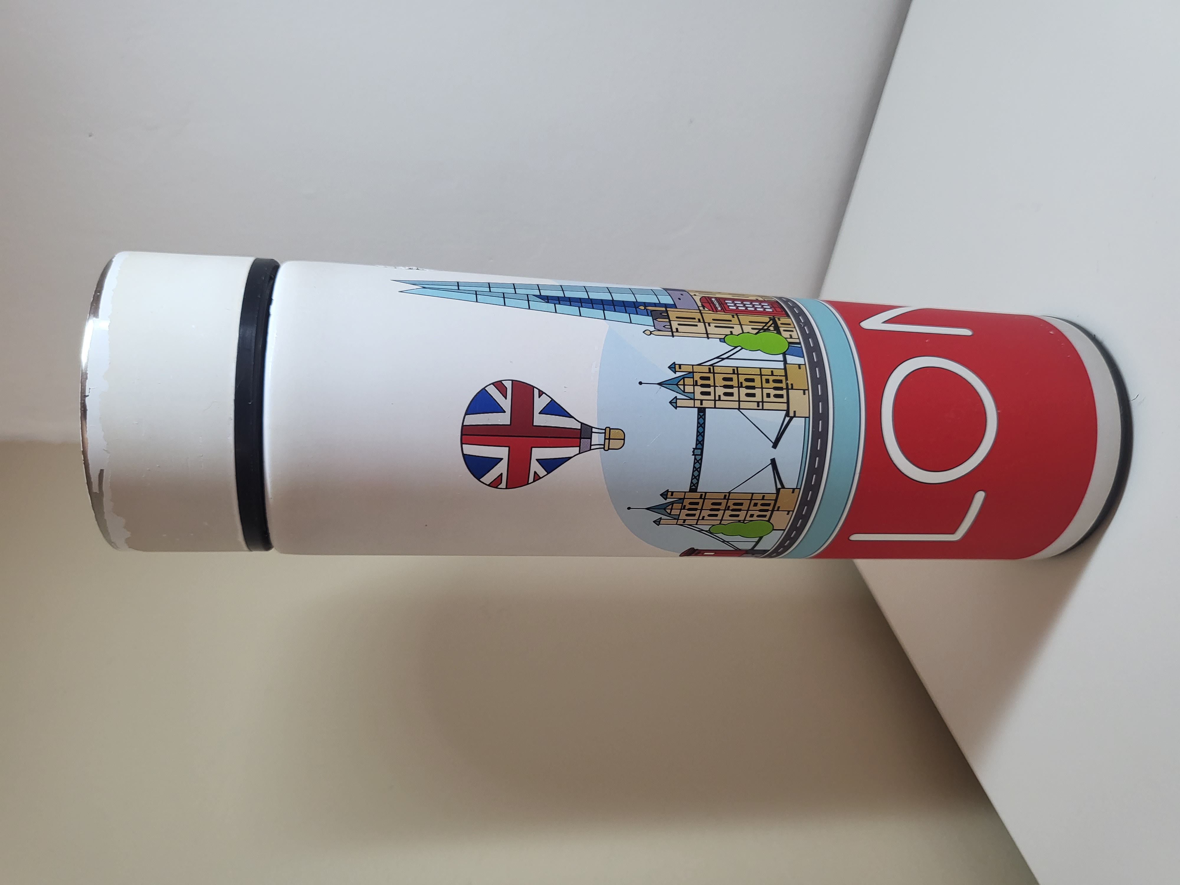 TERMOSAS SU LONDONO MOTYVU IR EKRANU