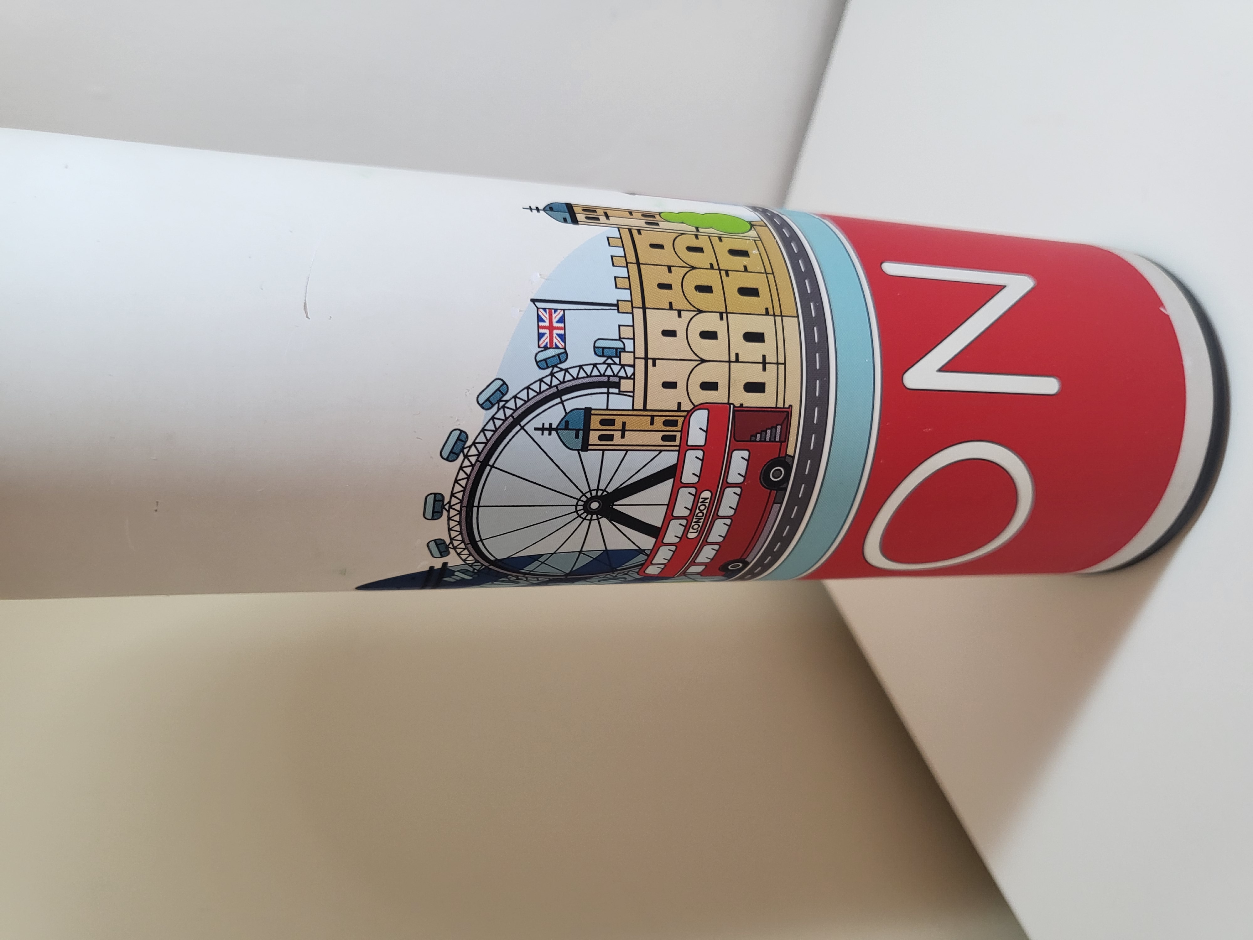 TERMOSAS SU LONDONO MOTYVU IR EKRANU