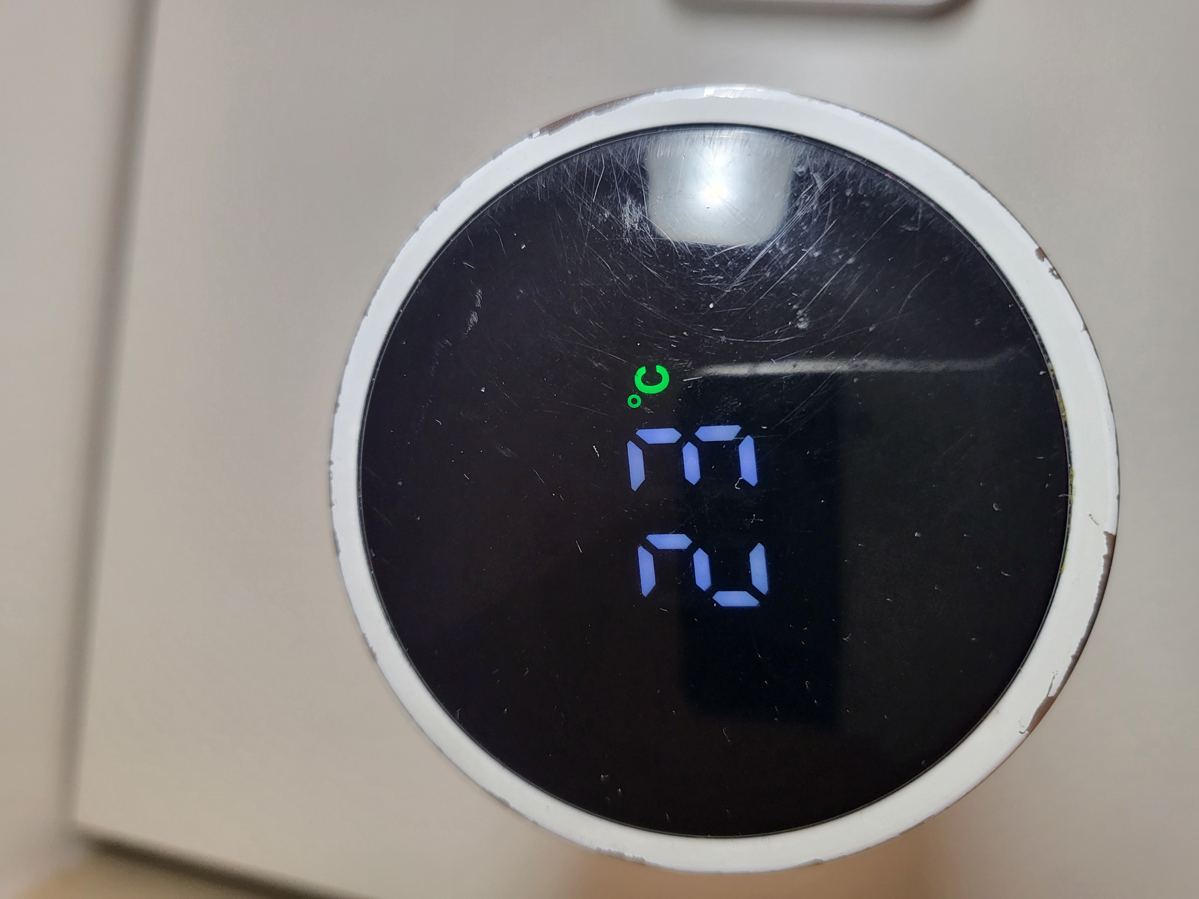 TERMOSAS SU LONDONO MOTYVU IR EKRANU