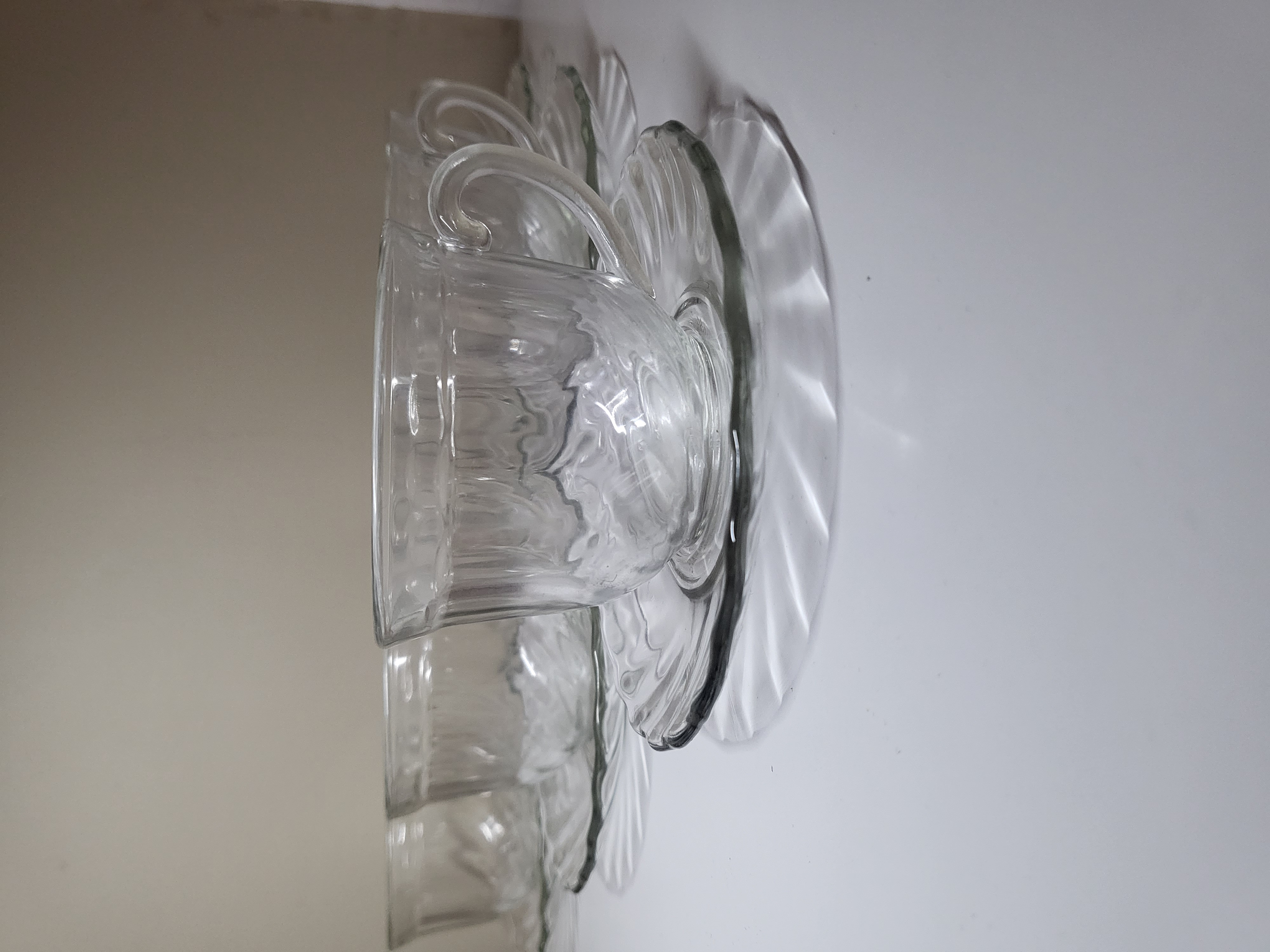 STIKLINIŲ ARBATOS PUODELIŲ SU LĖKŠTUTĖMIS RINKINYS