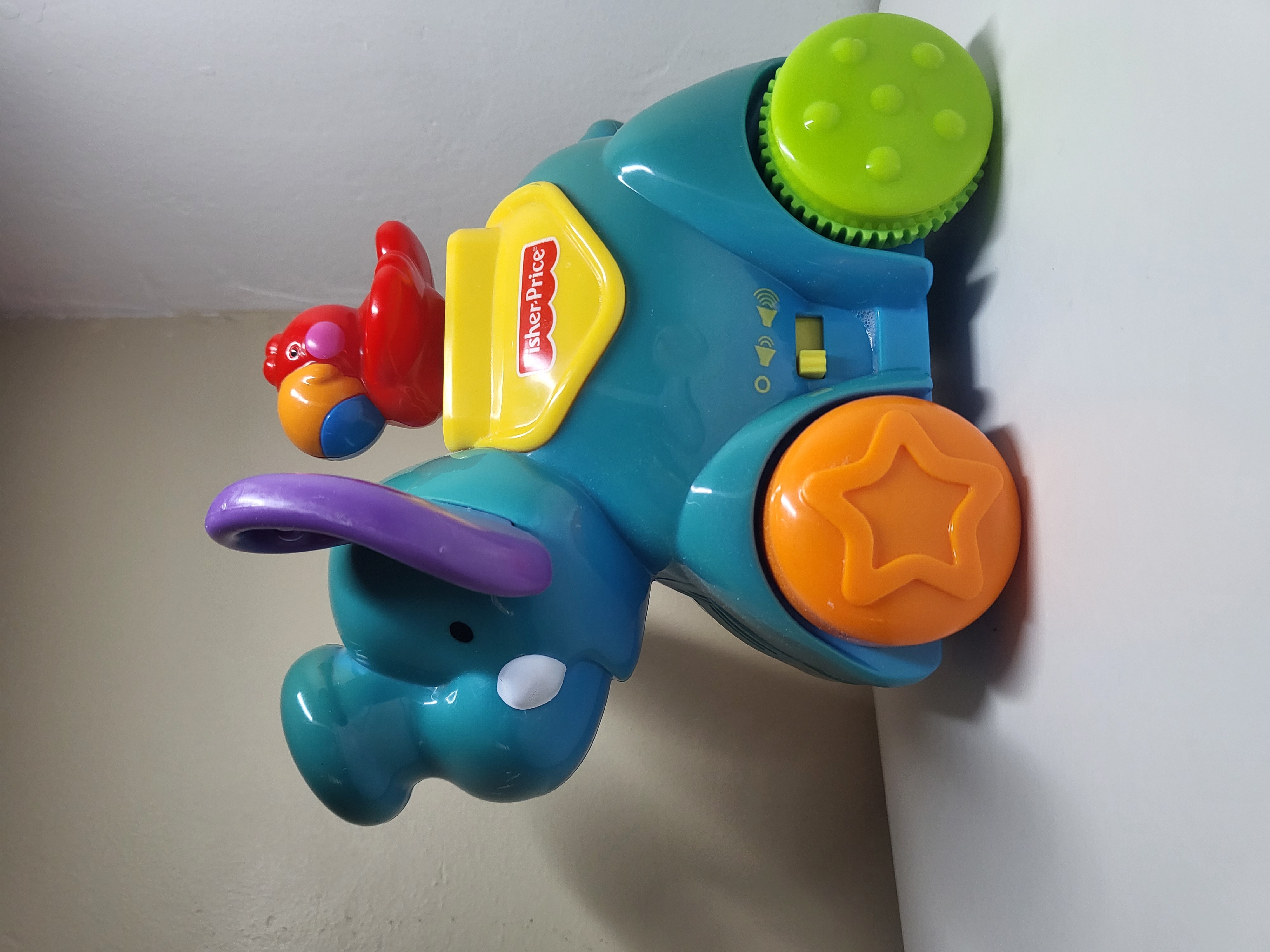 FISHER-PRICE SPALVOTAS ŽAISLINIS DRAMBLYS
