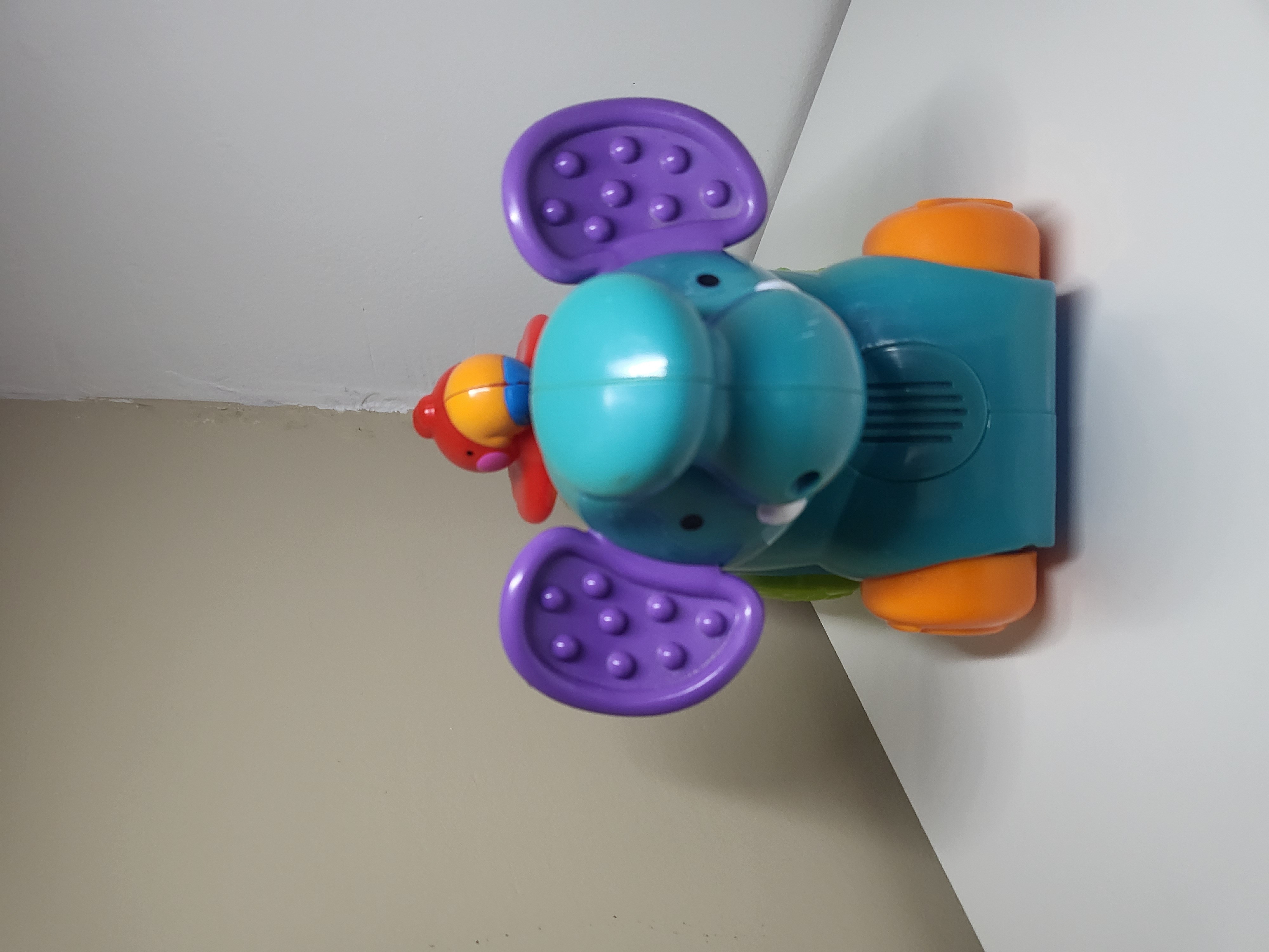 FISHER-PRICE SPALVOTAS ŽAISLINIS DRAMBLYS