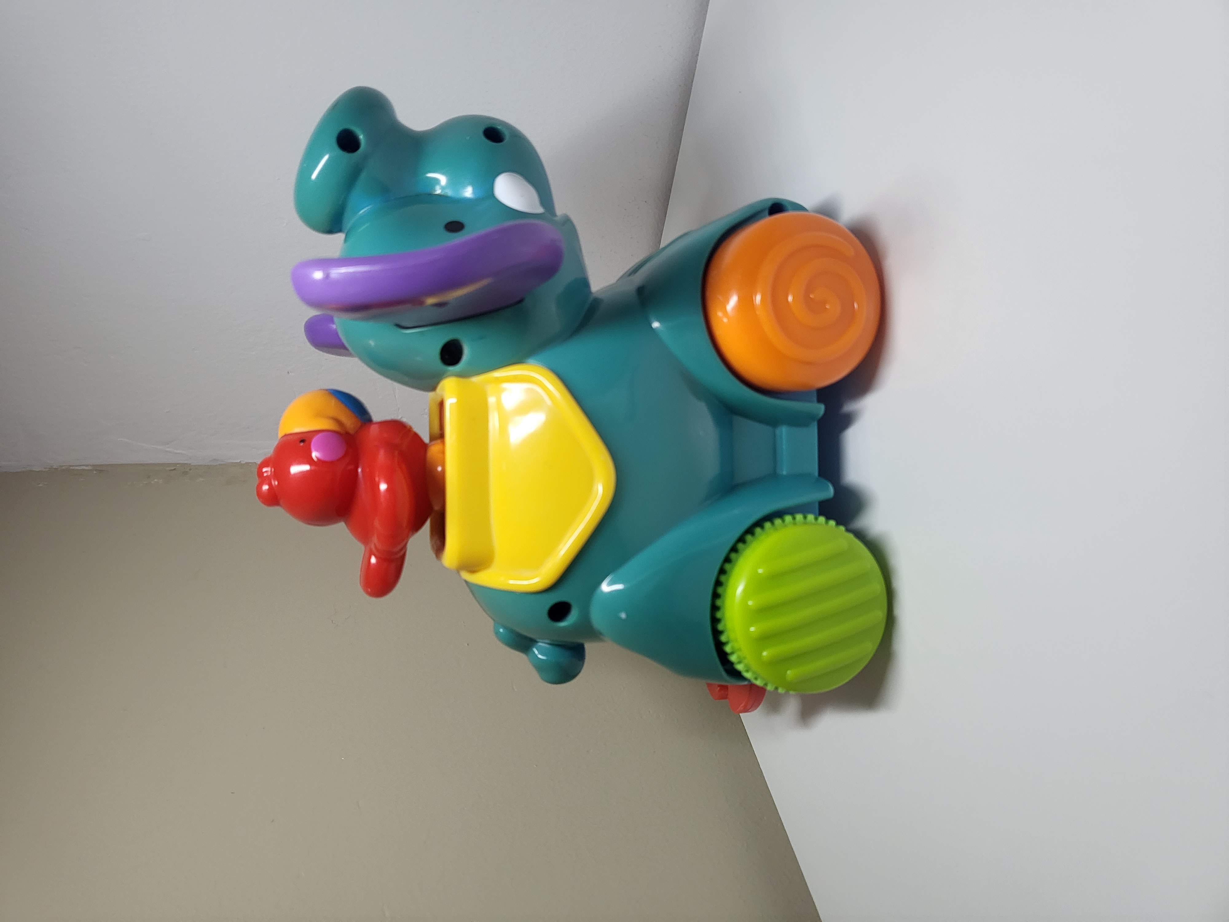 FISHER-PRICE SPALVOTAS ŽAISLINIS DRAMBLYS