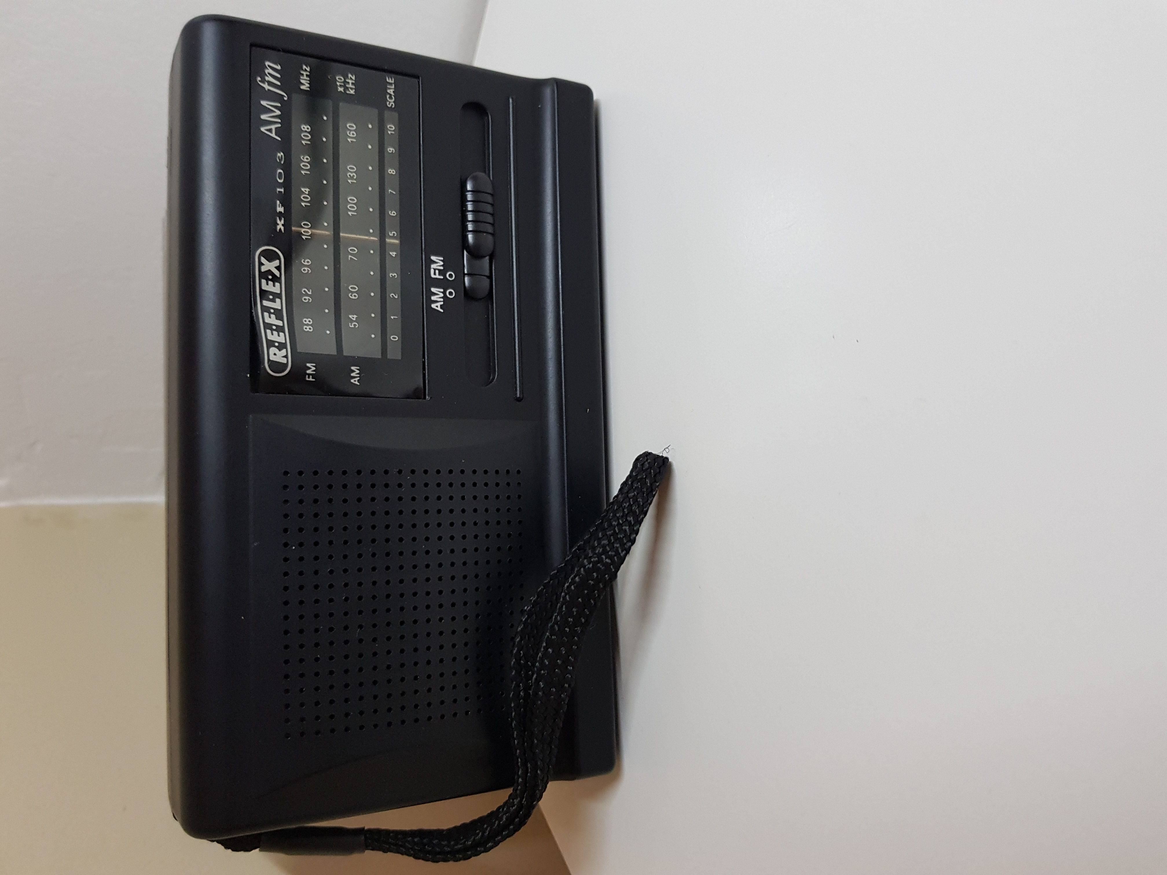 NEŠIOJAMA AM/FM RADIJA "REFLEX XF103"