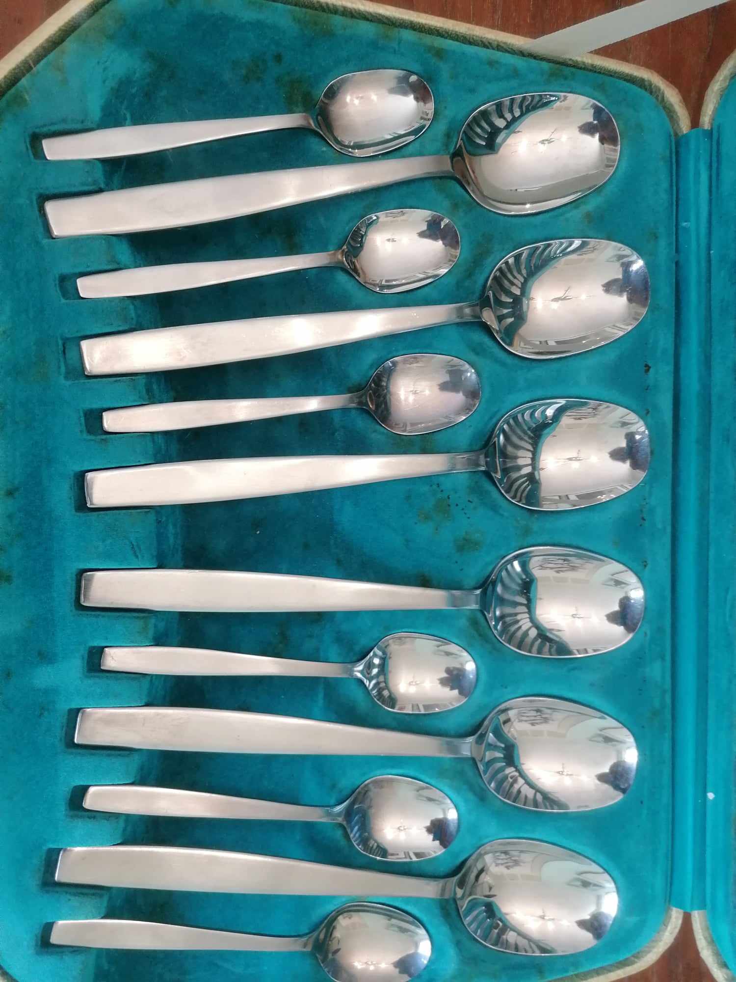 1970s Viners Chelsea pattern 24 piece 6 settings box is poor but set is good